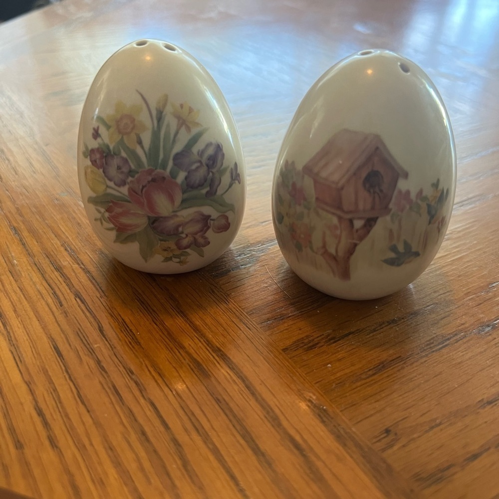 Salt and pepper shakers. Country scene, unmarked, good pre-owned condition